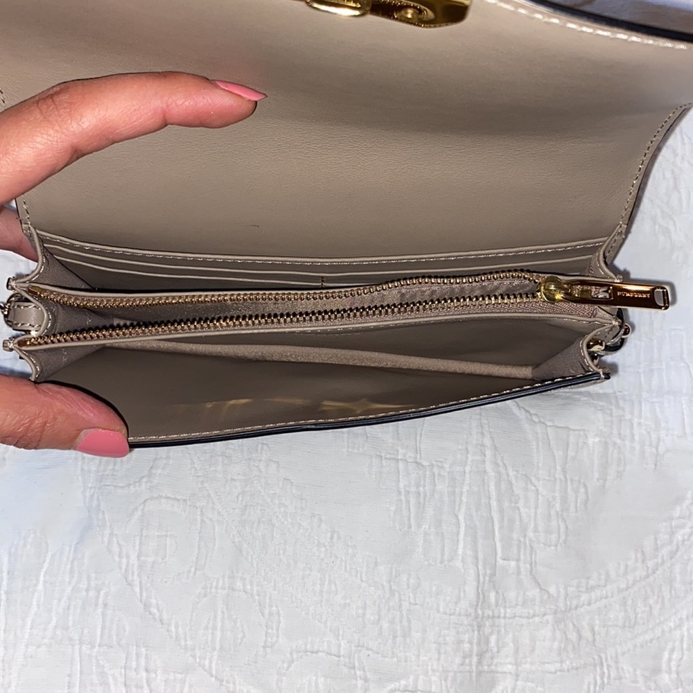 Authentic Burberry WOC in excellent condition. - Picture 4 of 7